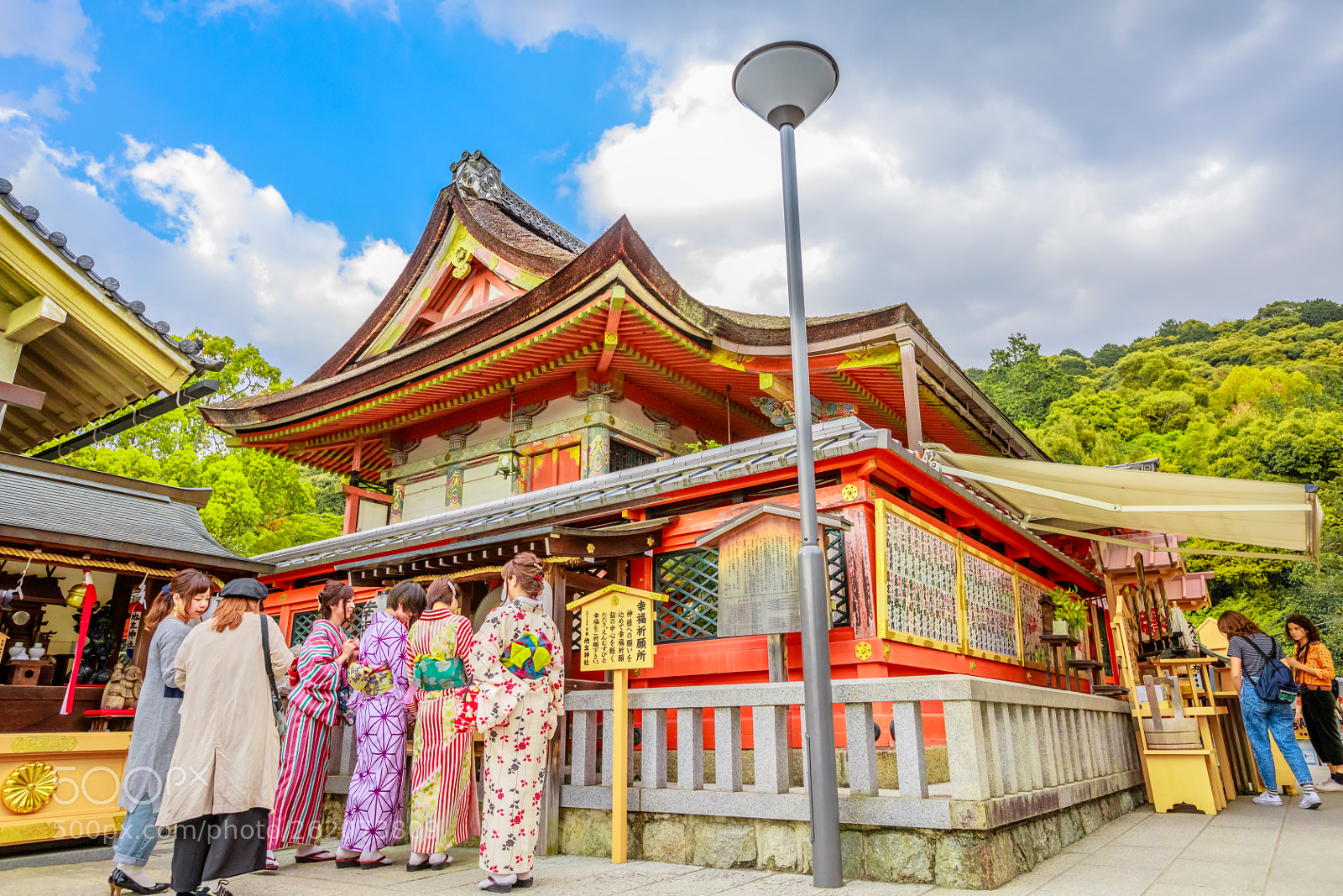 Canon EOS 5D Mark IV sample photo. Worshippers wearing kimono photography