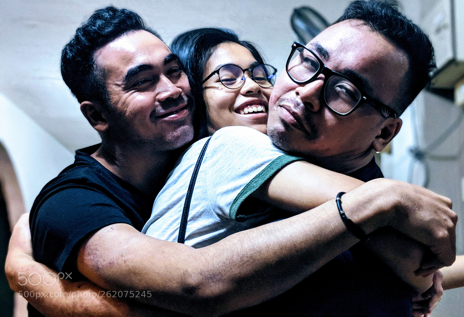 Google Pixel 2 sample photo. Sibling sandwich - in photography