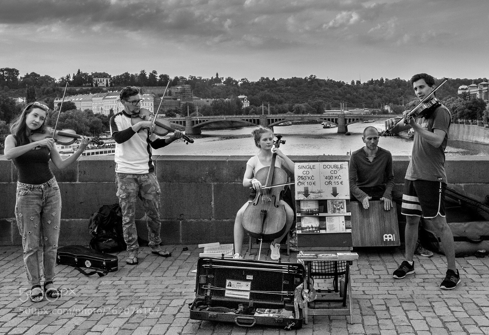 Canon EOS 1300D (EOS Rebel T6 / EOS Kiss X80) sample photo. Street musician's in praha photography