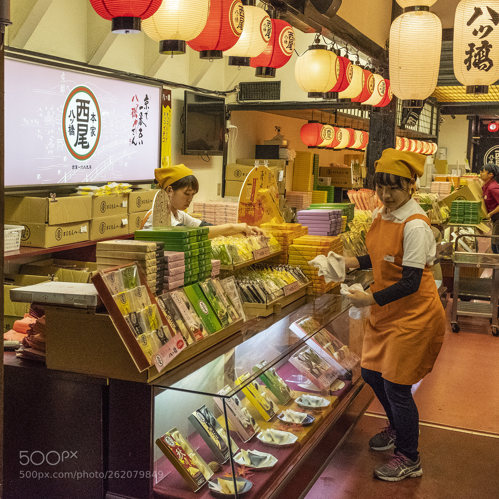 Fujifilm X100F sample photo. Shop in kyoto photography