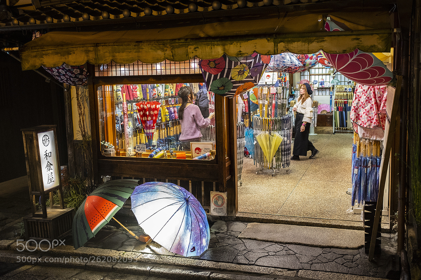 Fujifilm X100F sample photo. Shop in kyoto photography