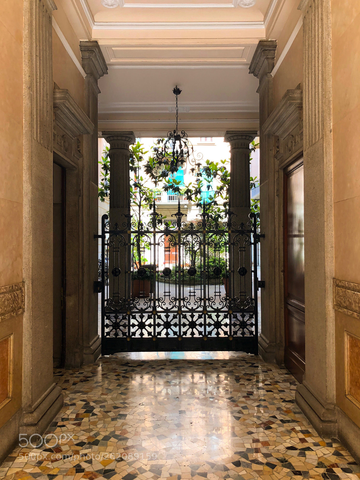 Apple iPhone 8 sample photo. The courtyards of milan photography