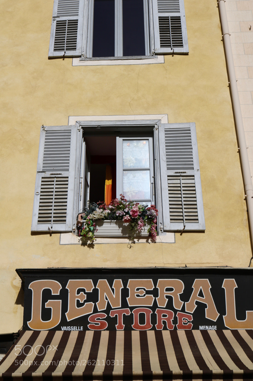 Canon EOS 750D (EOS Rebel T6i / EOS Kiss X8i) sample photo. French store photography