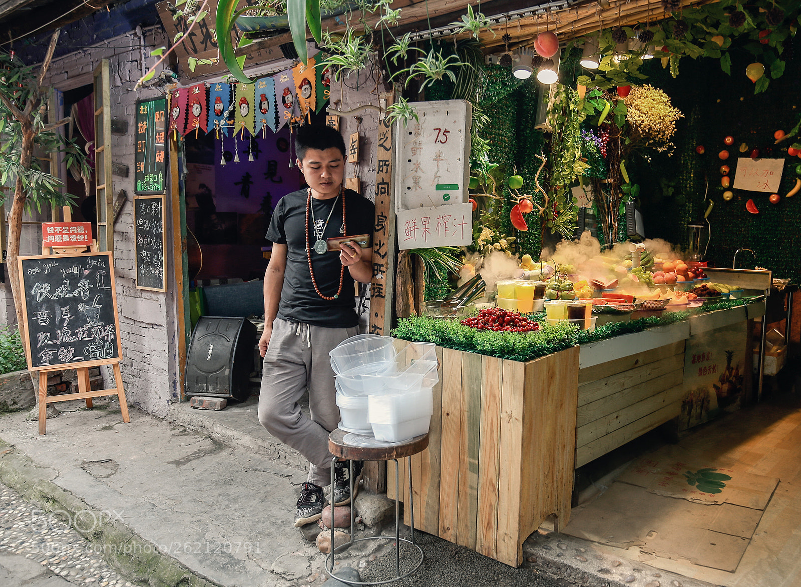 Canon EOS 6D sample photo. 看手机的水果店主 photography