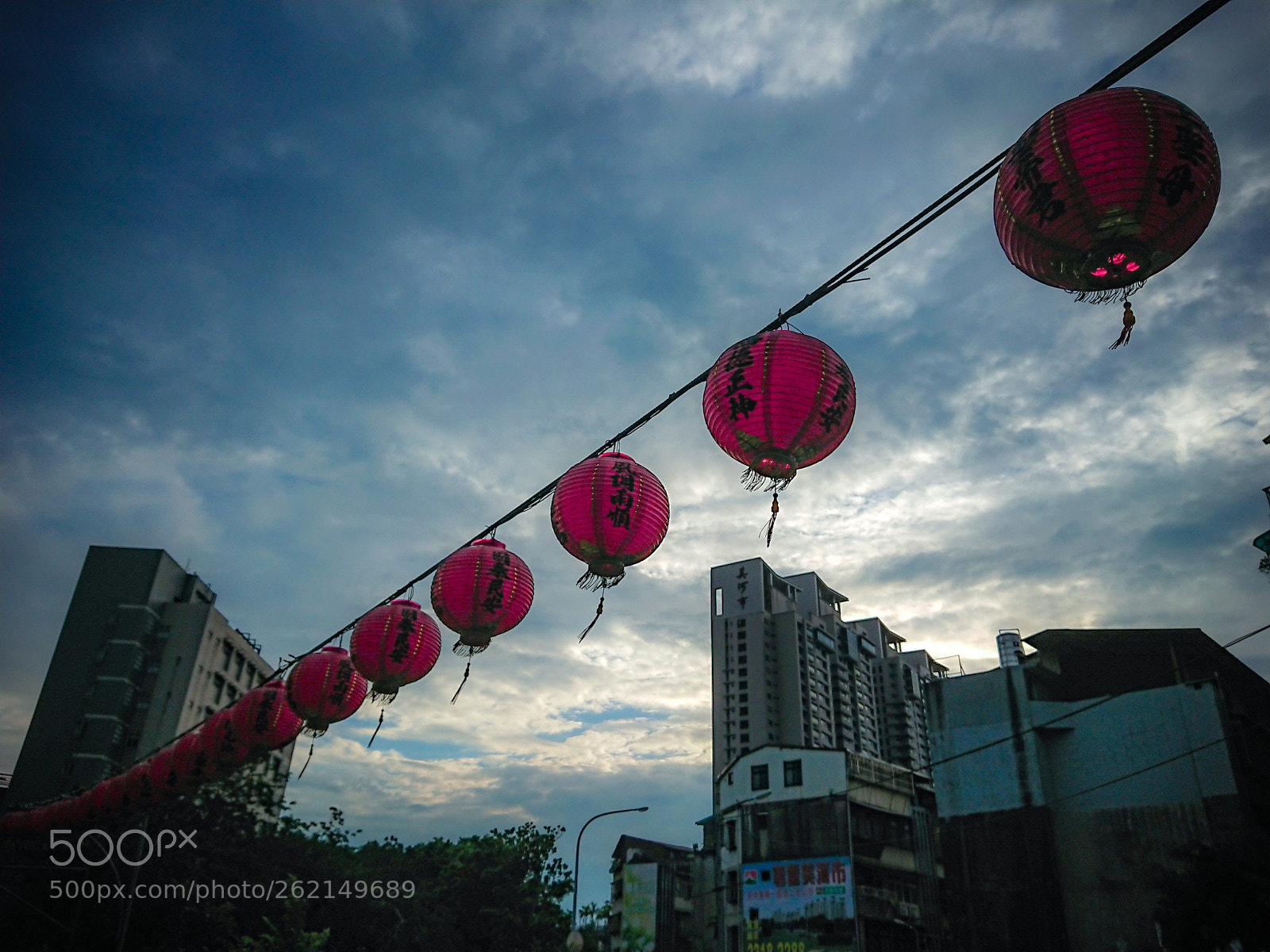 Sony Xperia XZ Premium sample photo. A string of red photography