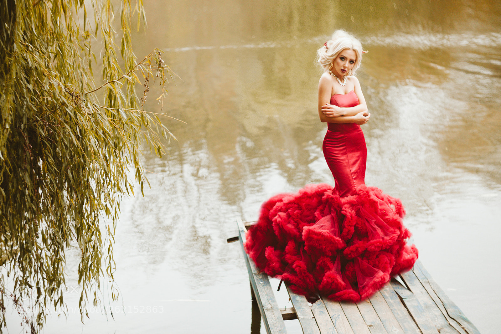 Canon EOS 5D Mark II sample photo. Lady in red photography