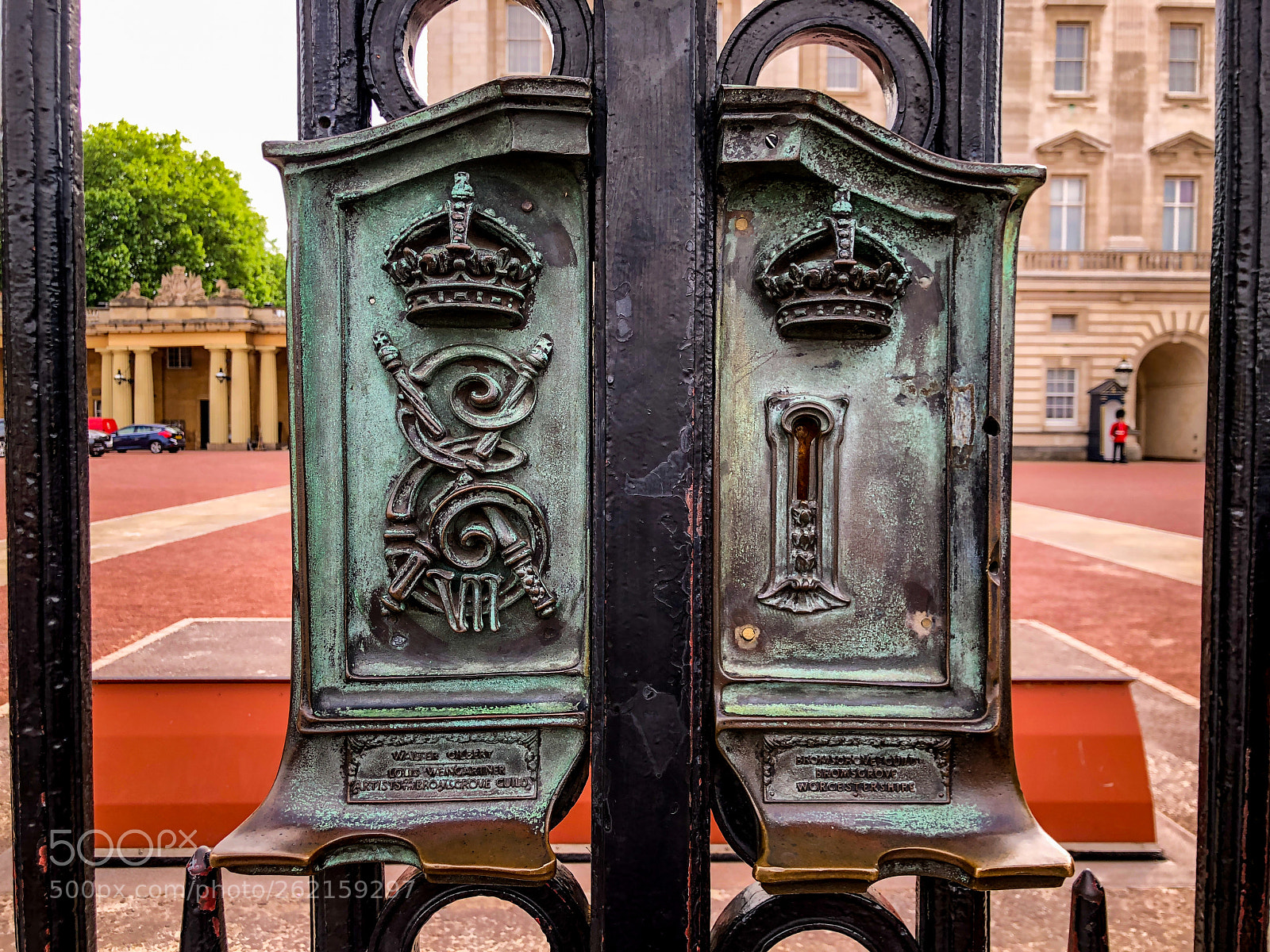 Apple iPhone X sample photo. Lock on gates of photography