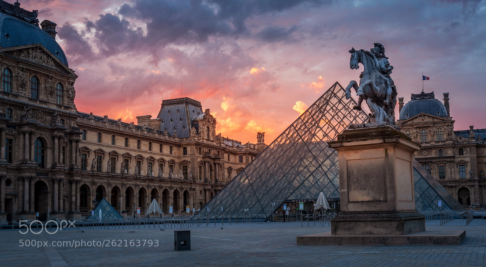 Canon EOS 5D Mark II sample photo. Louvre photography