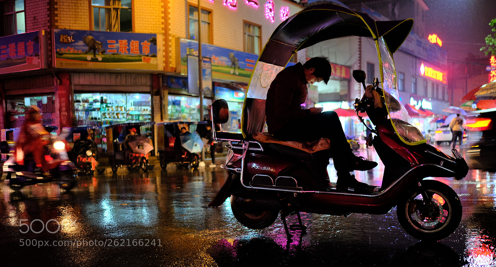 Fujifilm X-T2 sample photo. Passing time watching phone photography