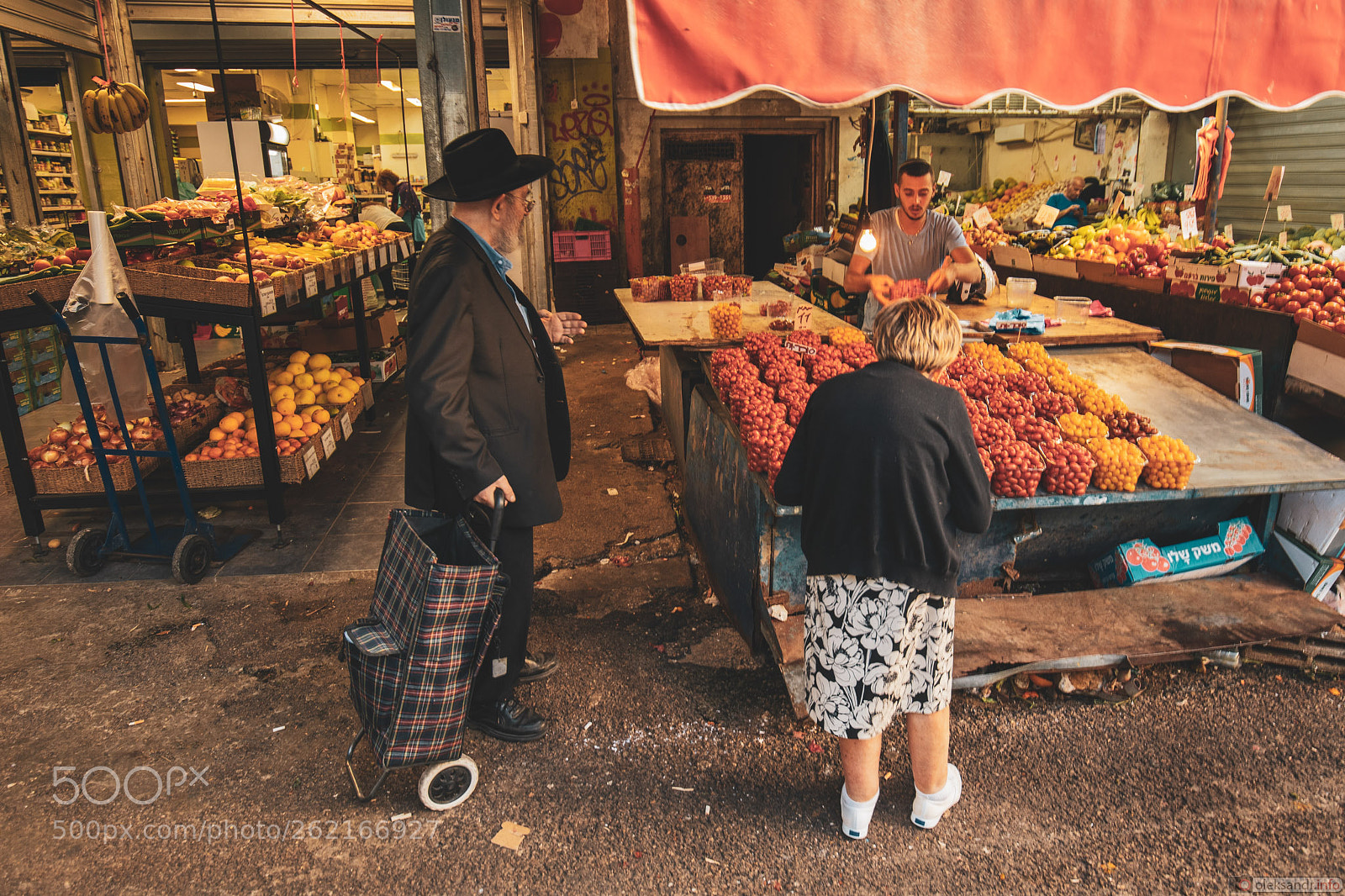 Canon EOS 5D Mark IV sample photo. Street market. photography