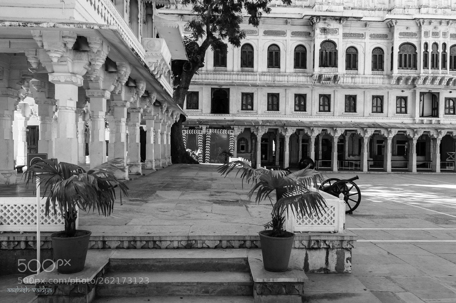 Canon EOS 350D (EOS Digital Rebel XT / EOS Kiss Digital N) sample photo. Courtyard, city palace, udaipur photography