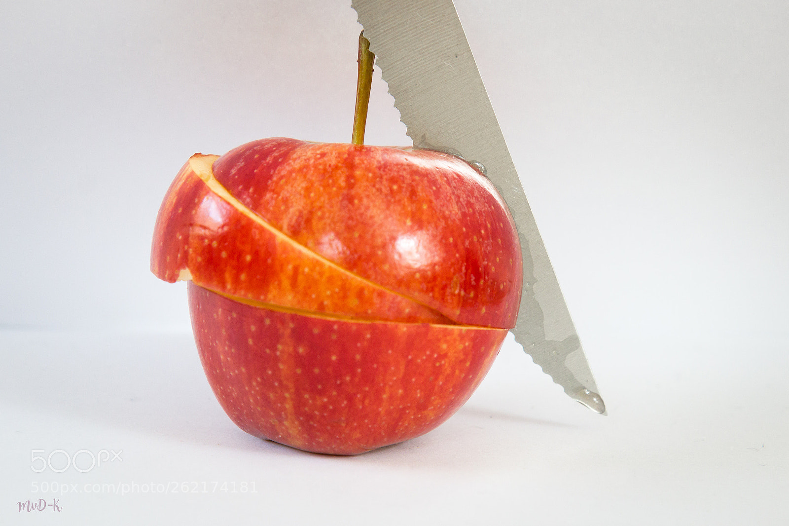 Canon EOS 600D (Rebel EOS T3i / EOS Kiss X5) sample photo. Apple meets knife photography