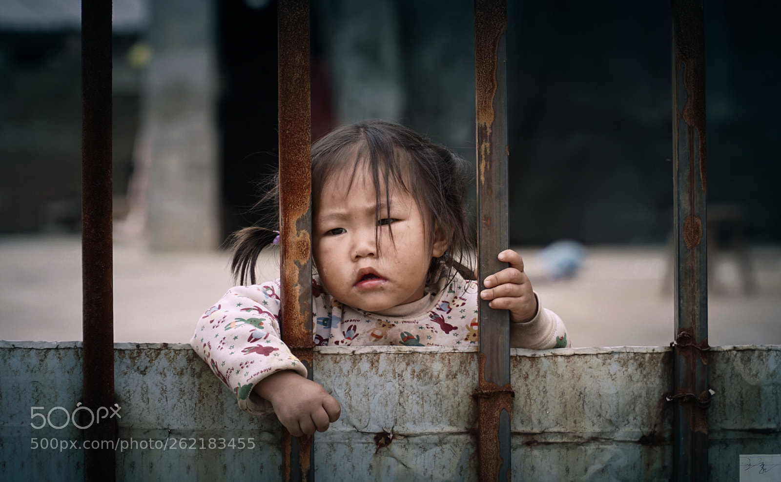 Sony a6000 sample photo. 在下乡拍摄的时候，一院子小女孩看我们的表情感觉很难过的样子。但又不是难过，可能是父母担心孩子到处乱跑吧 photography