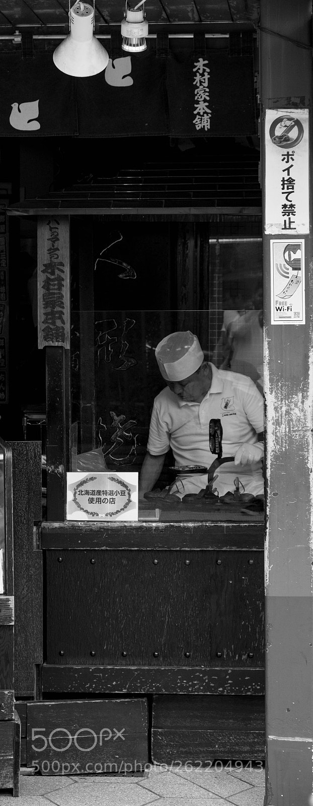 Fujifilm X-T10 sample photo. Kiosk man photography