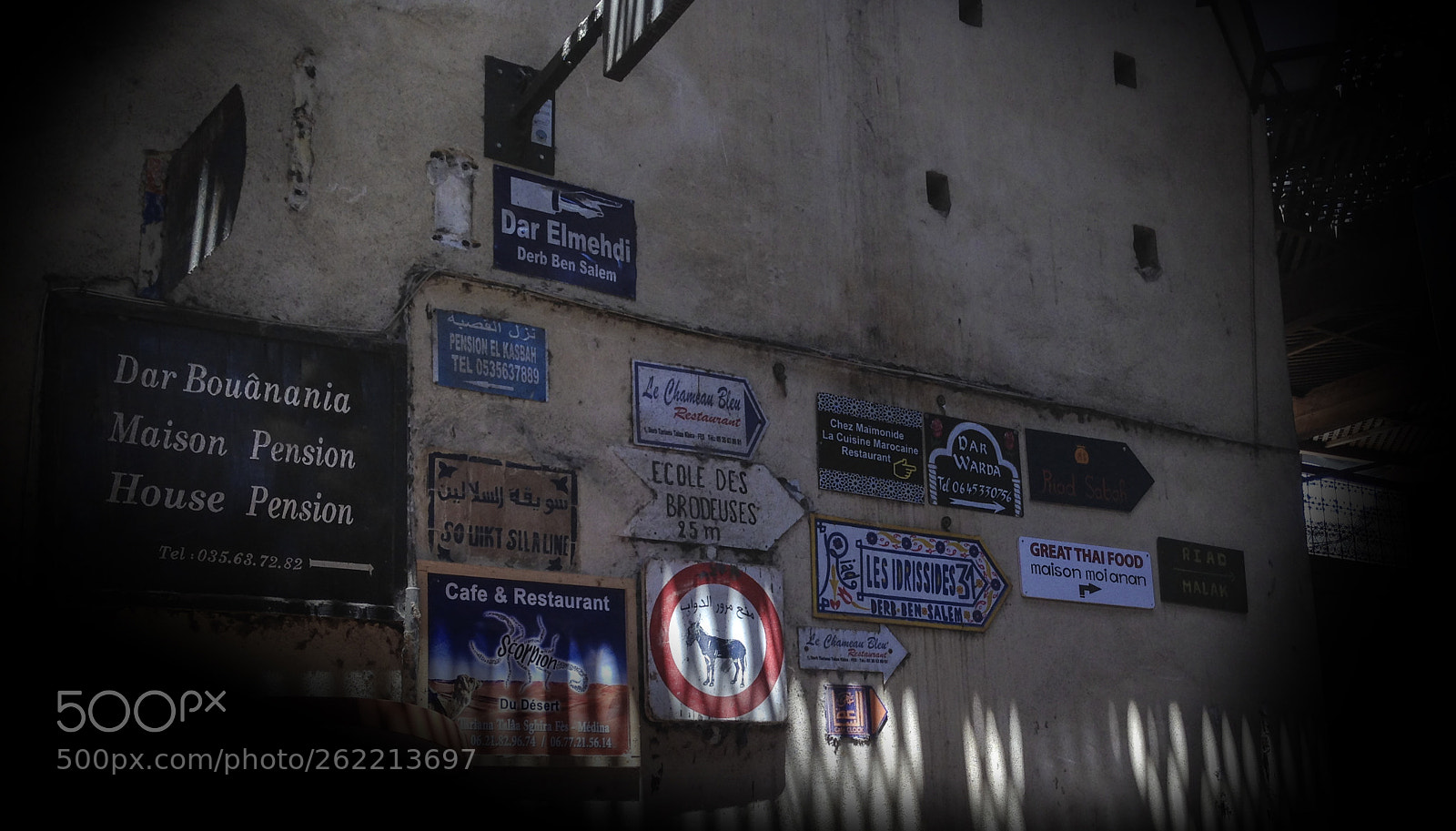 Apple iPhone 5 sample photo. Señalizaciones arabes photography