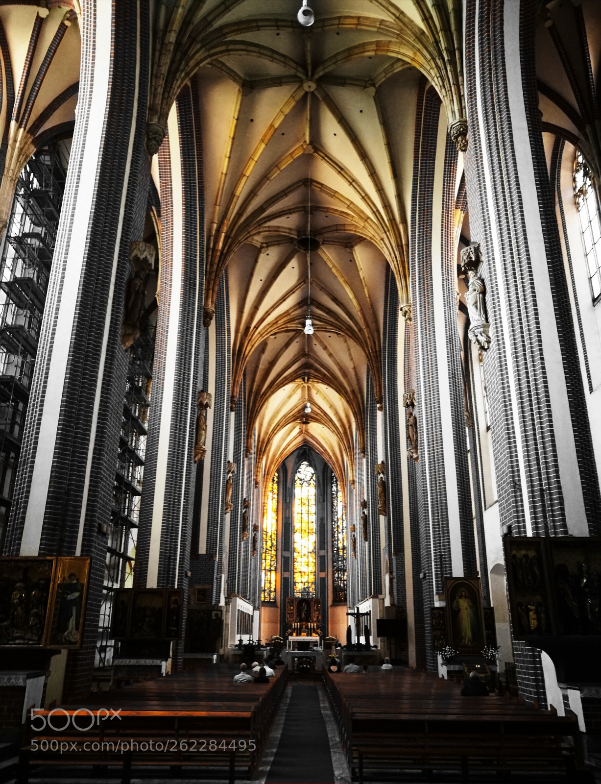 HUAWEI P9 sample photo. In side cathedral photography