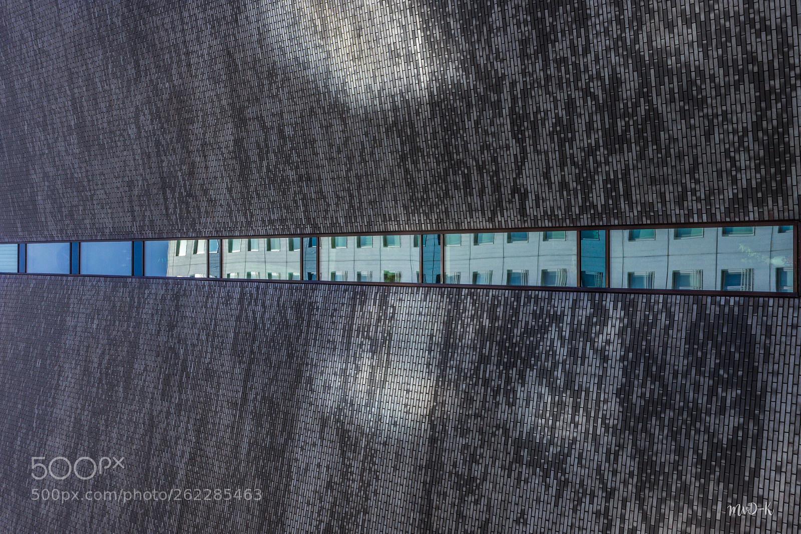Canon EOS 600D (Rebel EOS T3i / EOS Kiss X5) sample photo. Bricks and reflections photography