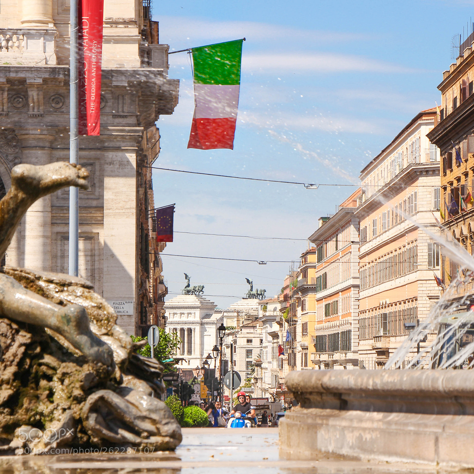 Canon EOS 700D (EOS Rebel T5i / EOS Kiss X7i) sample photo. Through the fountain, piazza photography