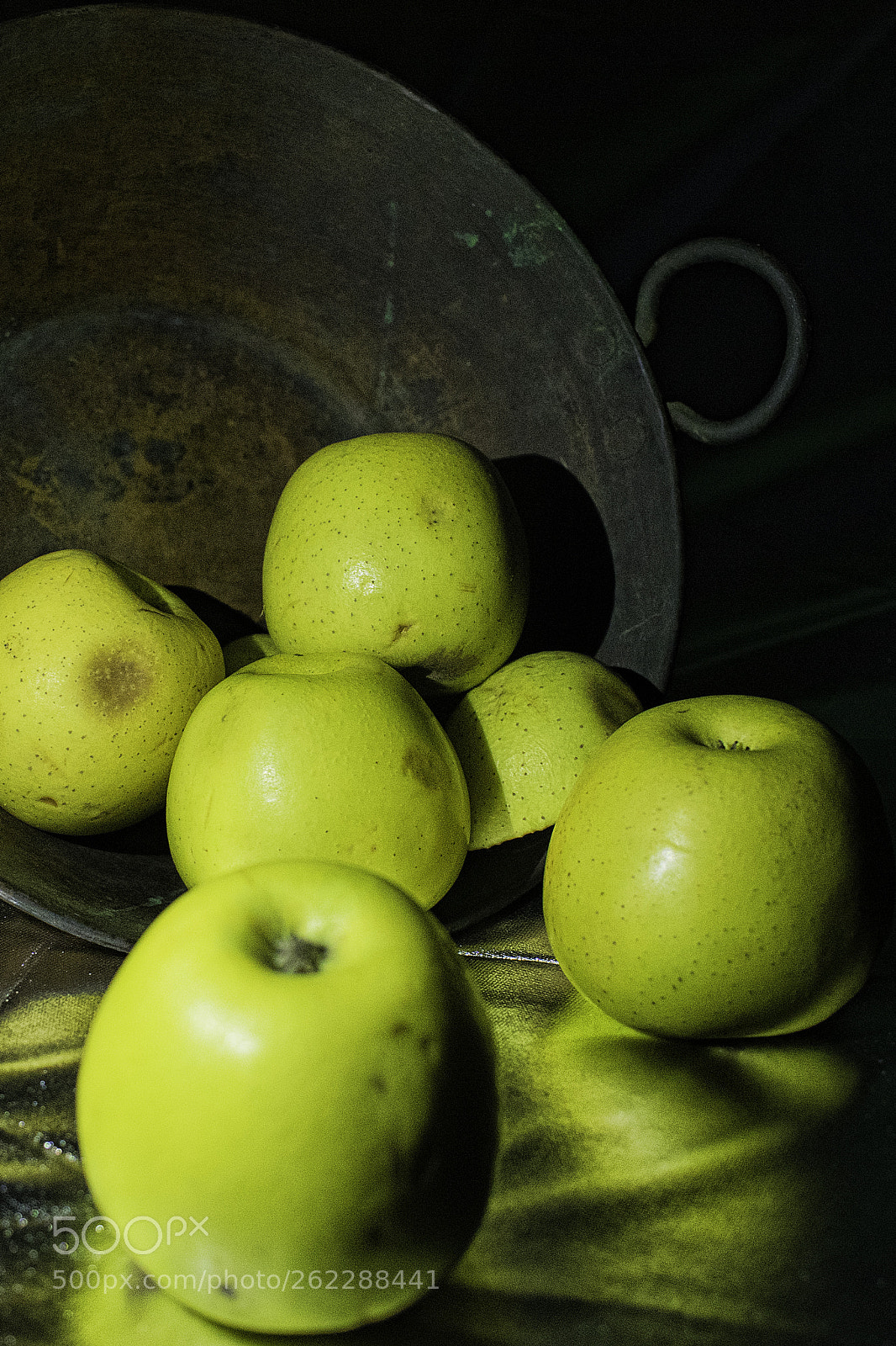 Nikon D3400 sample photo. Manzanas tiradas photography