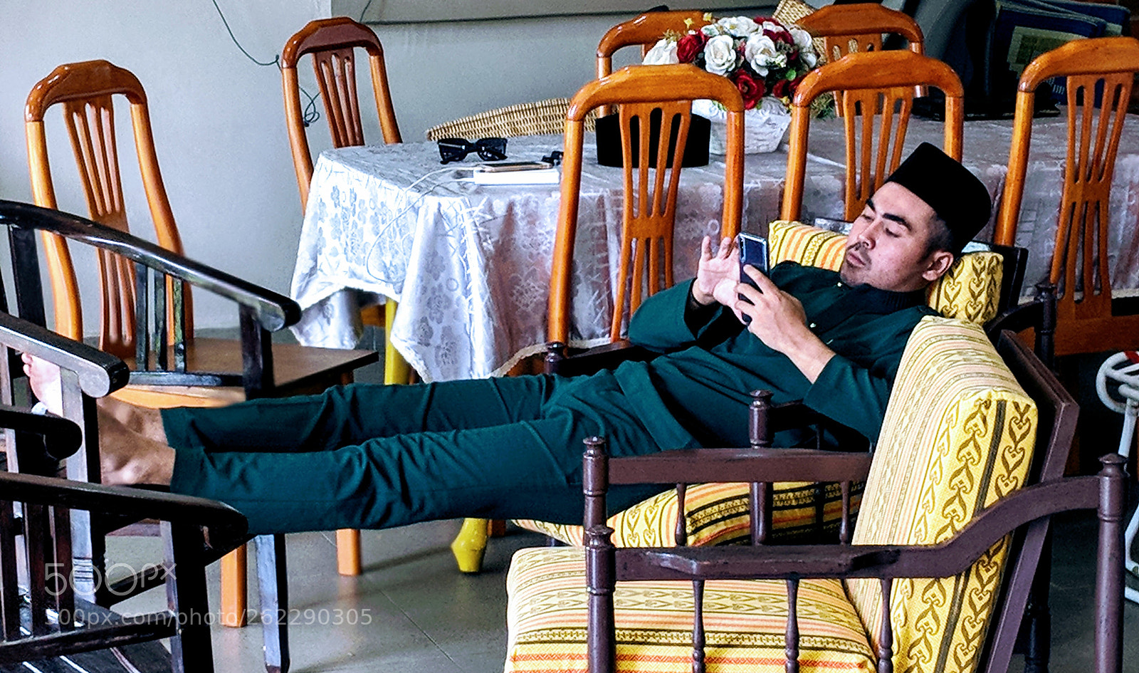 Google Pixel 2 sample photo. Slouch - in colour photography