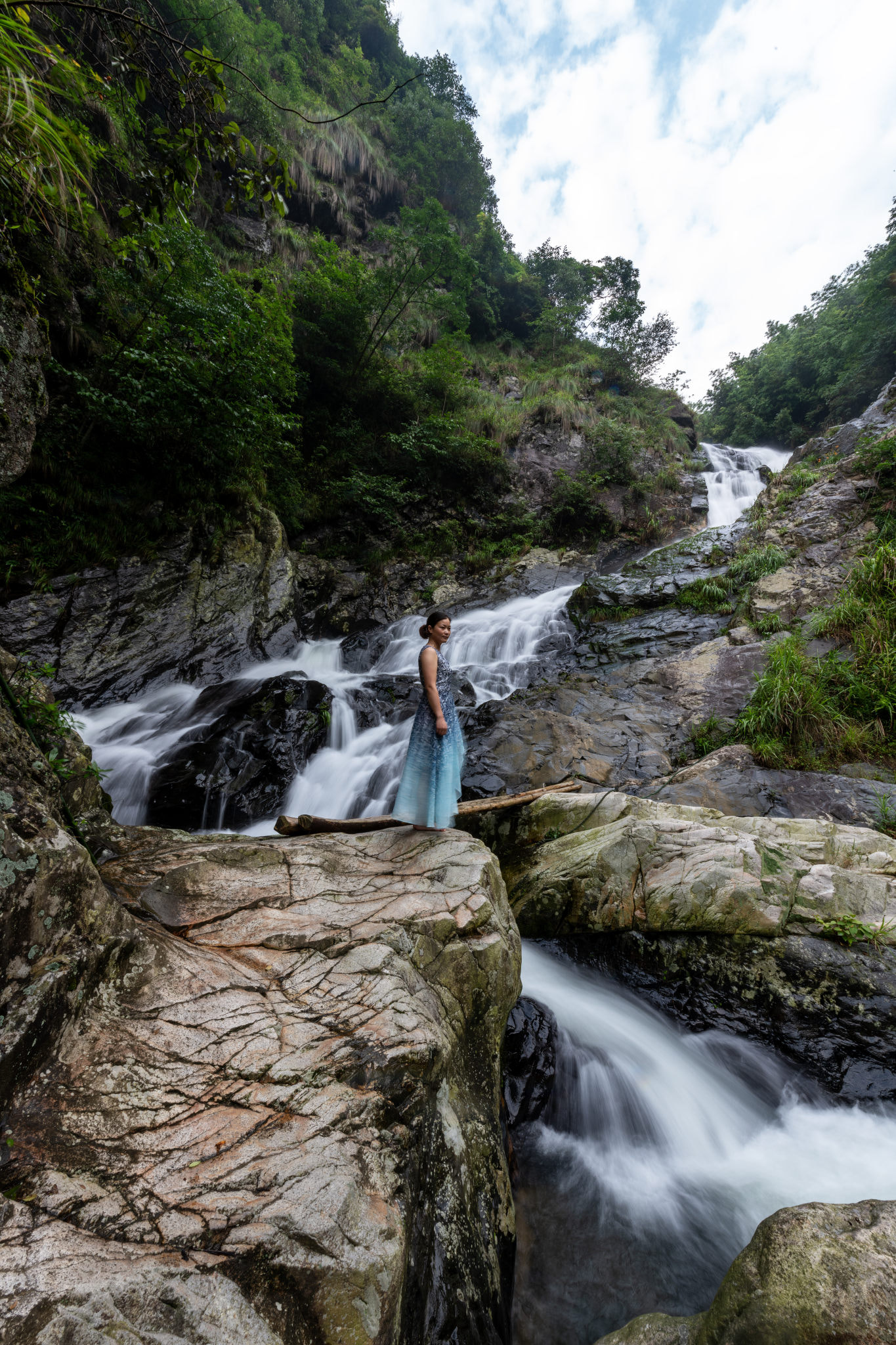东江峡谷 其岩突怒偃蹇 其瀑飞急高散 自天而坠 夹谷而出 By 牛迹石 500px