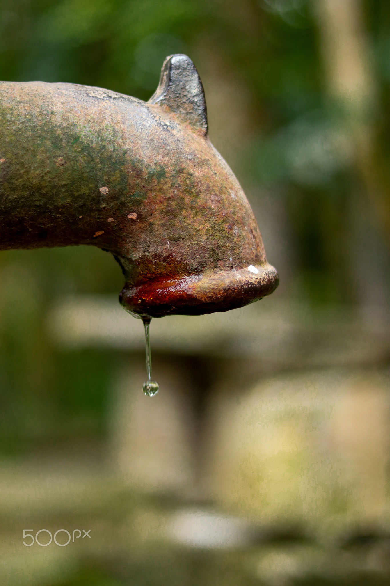 Water drooping from a tube well