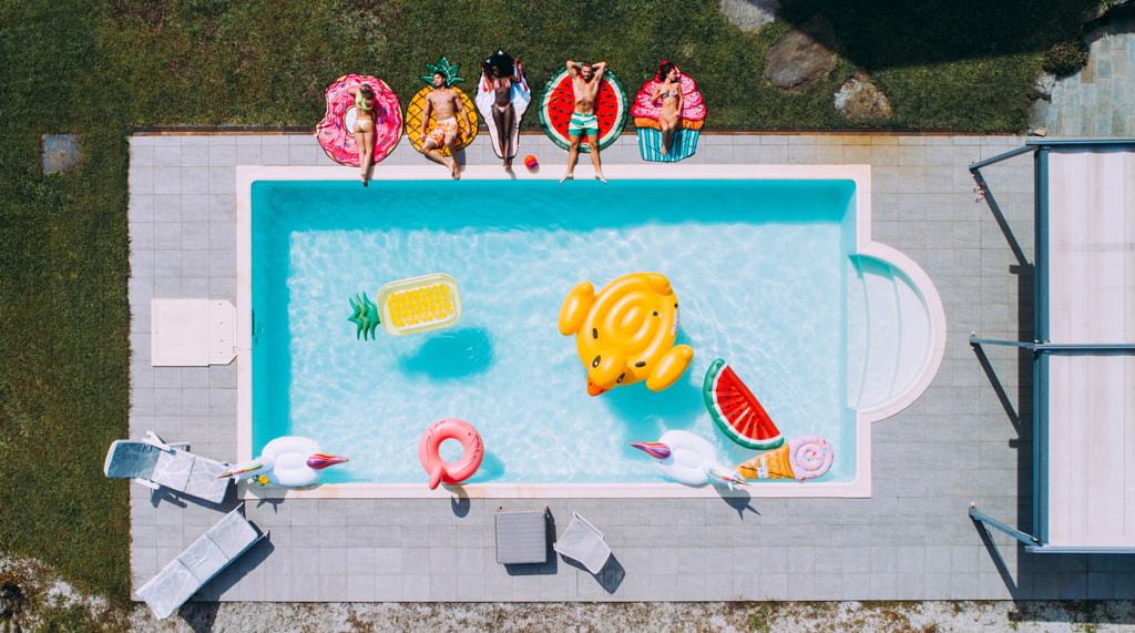 group of friends having fun in the swimming pool by Cristian Negroni on 500px.com
