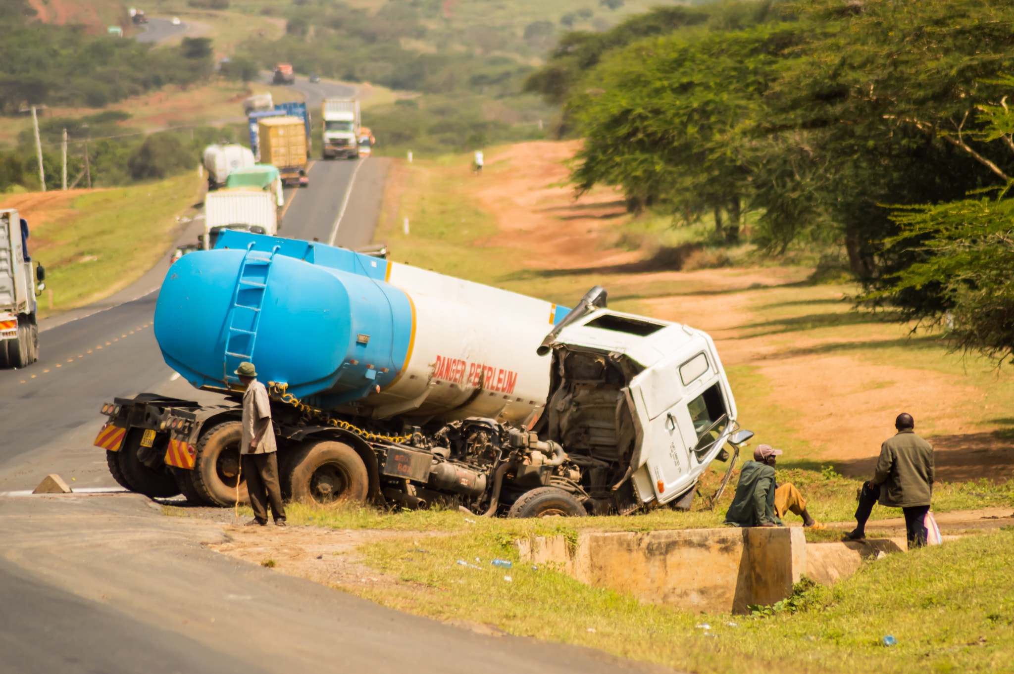 Tanker truck crashed and return on the road from Nairobi and Mom