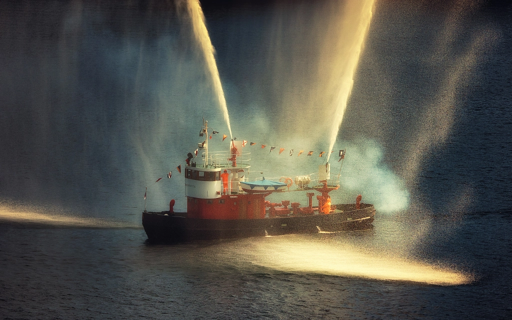 Fireboat, автор — Dirk Seifert на 500px.com