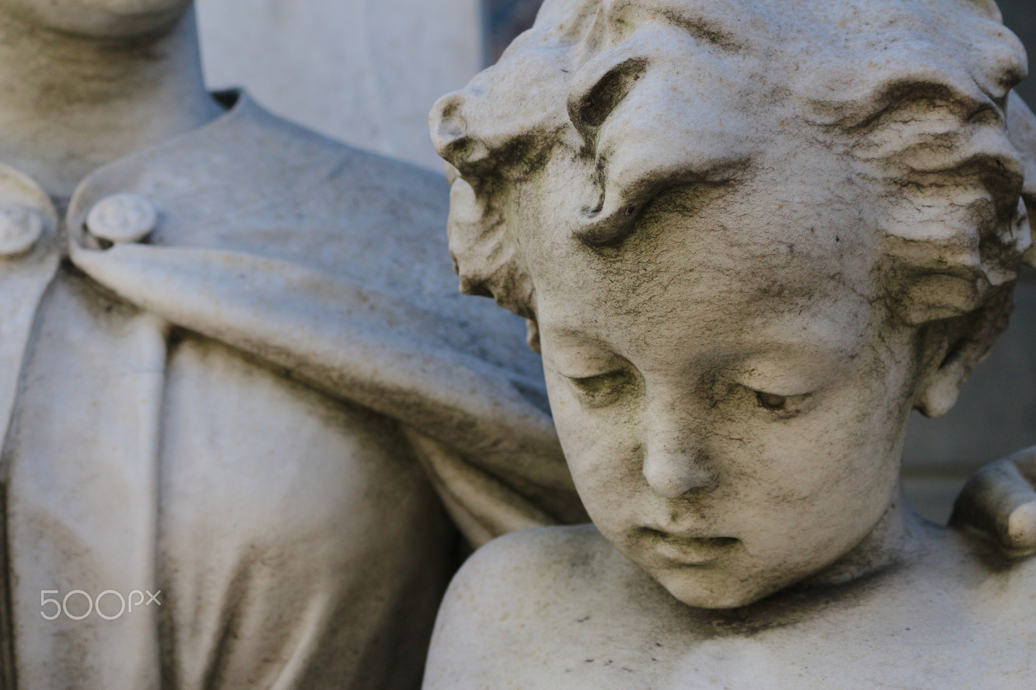 estatua niño cementerio recoleta buenos aires