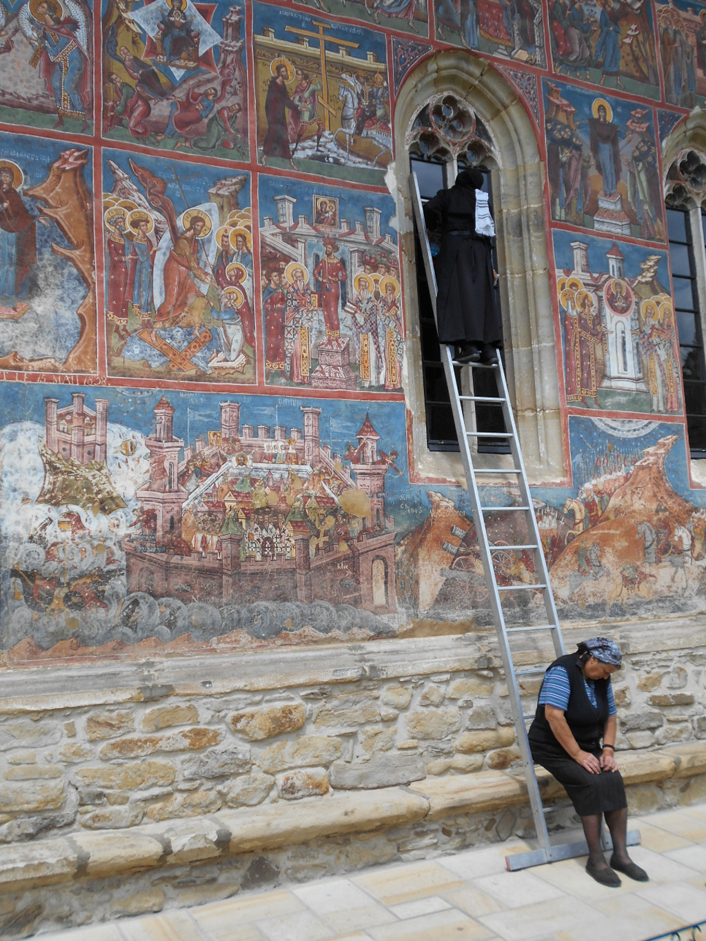 suora aiutante di peso chiesa monastero UNESCO Moldovița Romania by Fabrizio Pivari on 500px.com