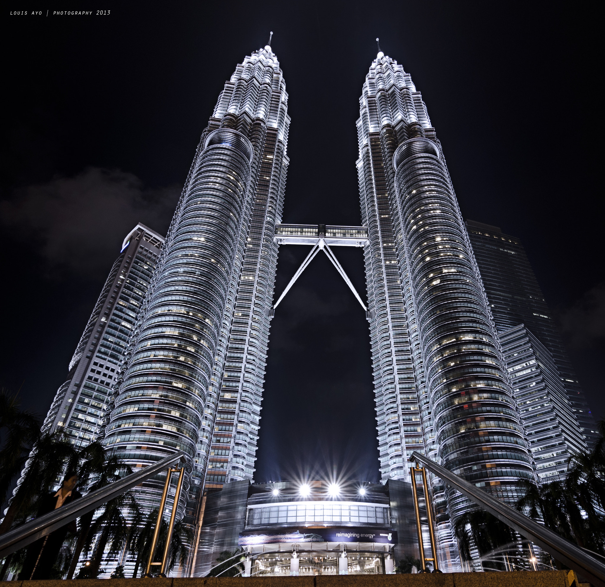 Menara Petronas by Robert Louis Ayo / 500px