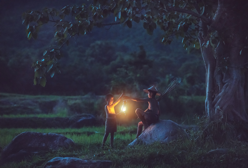 Boys holding a lantern in the hands., автор — Sasin Tipchai на 500px.com