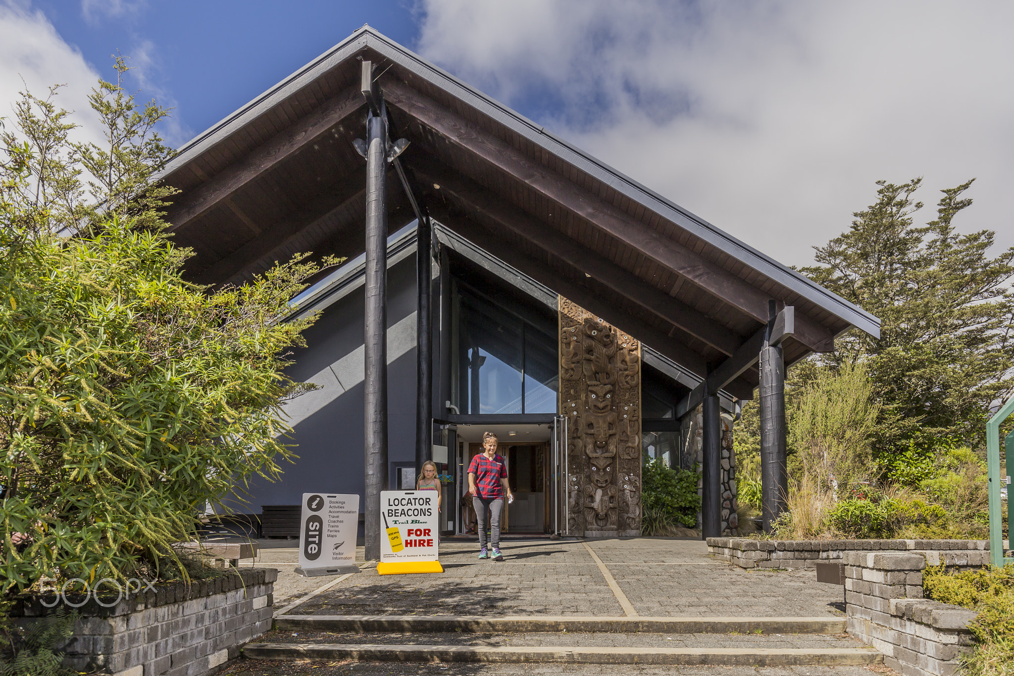 Manawatu-Wanganui, New Zealand - Abril 01, 2018: Visitors at Whakapapa i-Site visitor information...