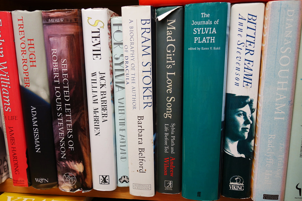 Прелесть том 1. The Unabridged Journals of Sylvia Plath. Чем книга чернее и листанней.