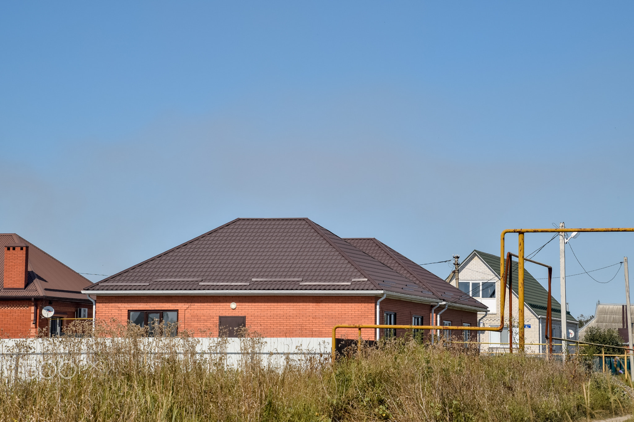 Detached house with a roof made of steel sheets.