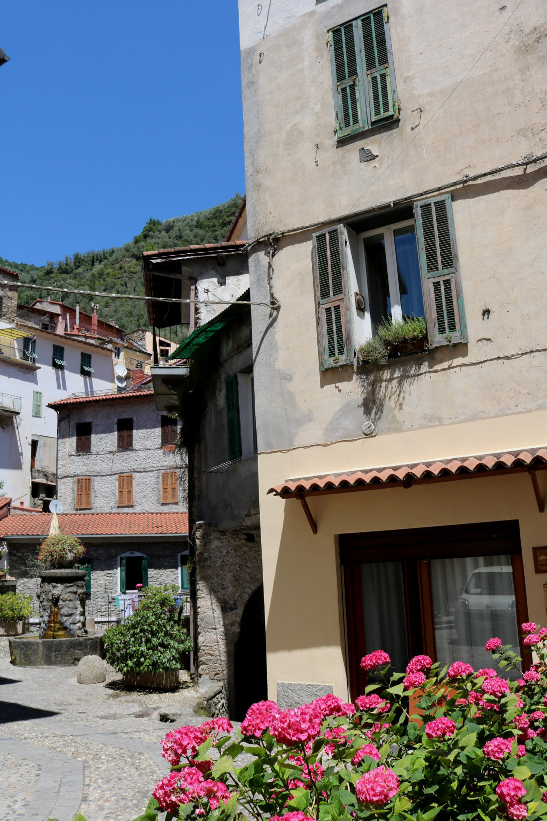 Pigna (IM): Piazza Santa Croce