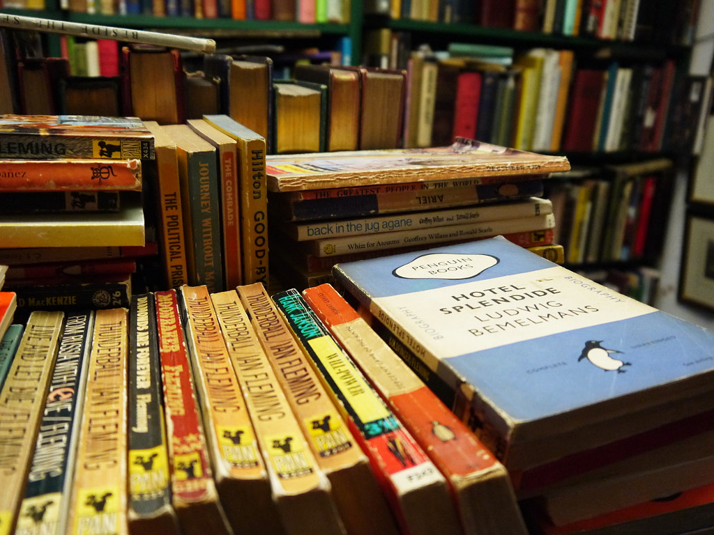 книга как их много. книга как их много. букривер скидки. книга как их много. книги стоят на полке.