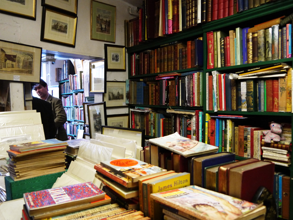 очень много книжек. книга как их много. книга как их много. книга как их много. книжные завалы.