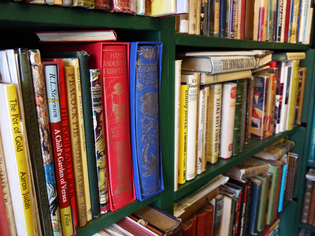 книга как их много. книжные завалы.