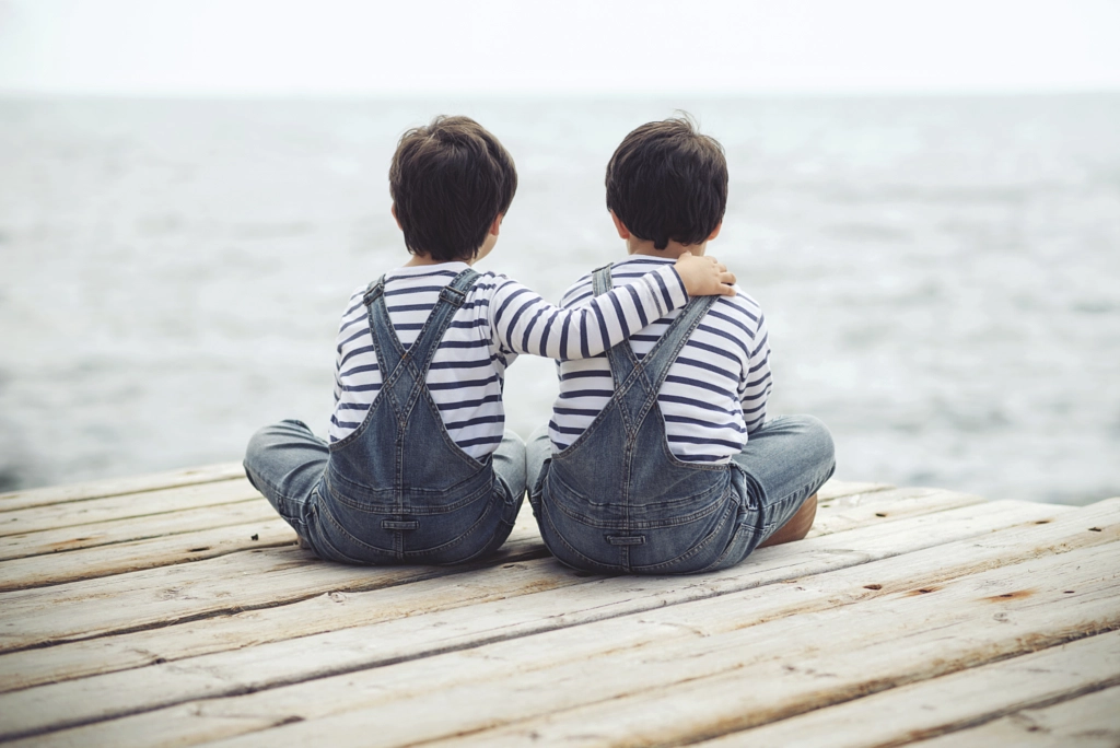 Brothers sitting at waterfront by Esther Moreno on 500px.com