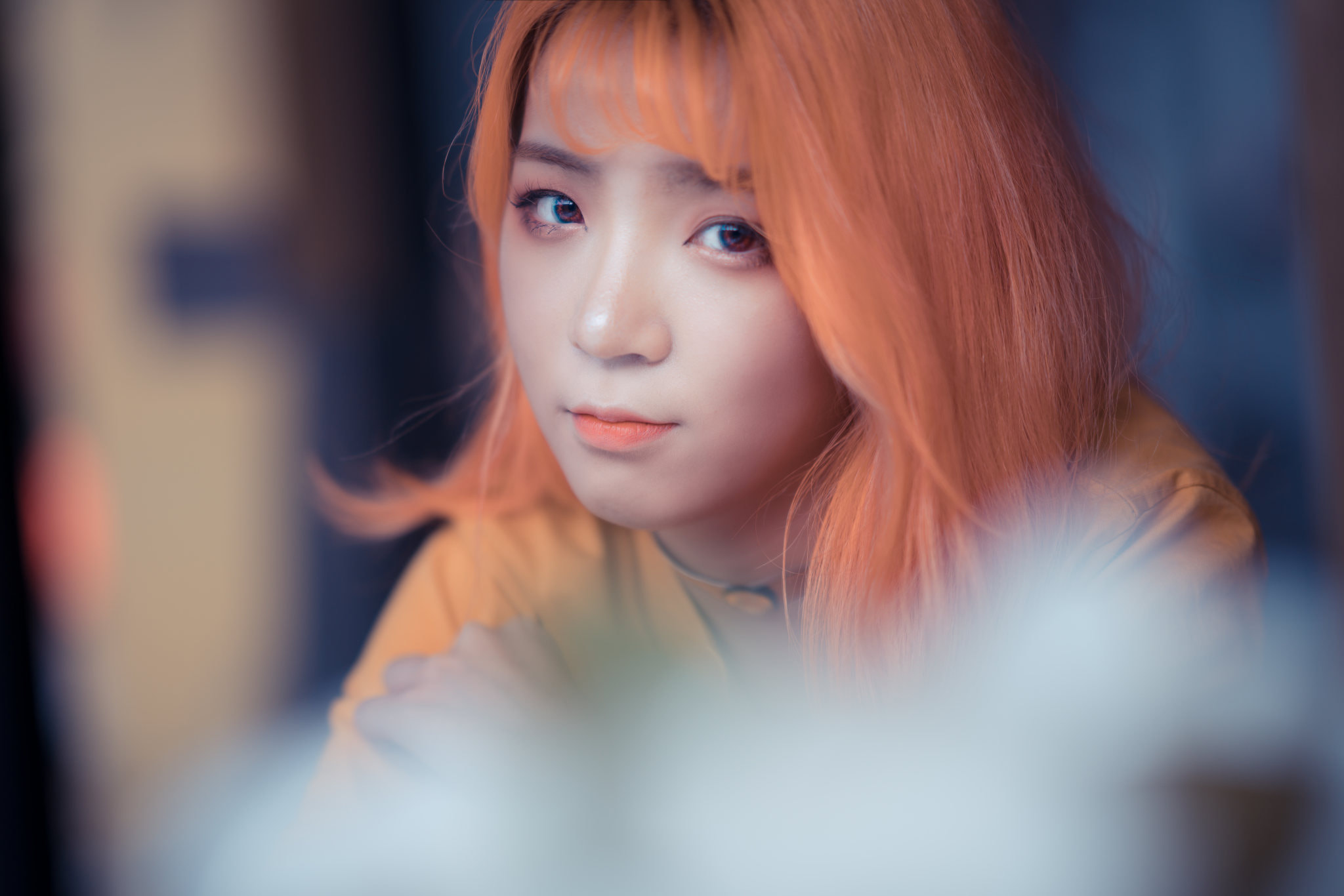 花前坐下小姐姐的妆容