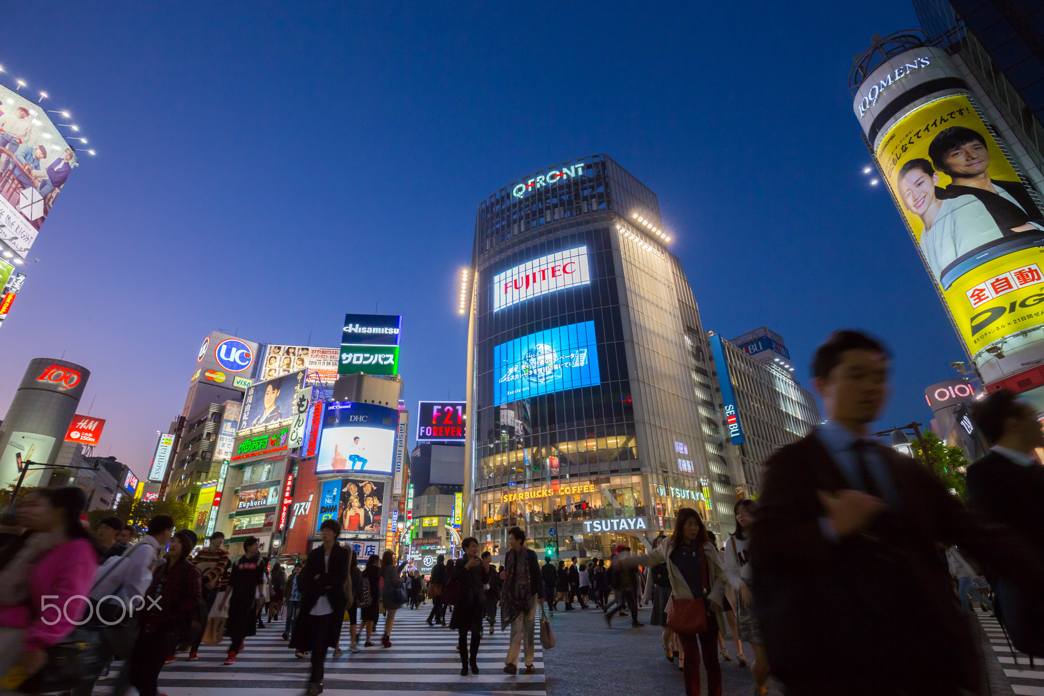 Pedestrians at Shibuya Crossing, Tokio, Japan