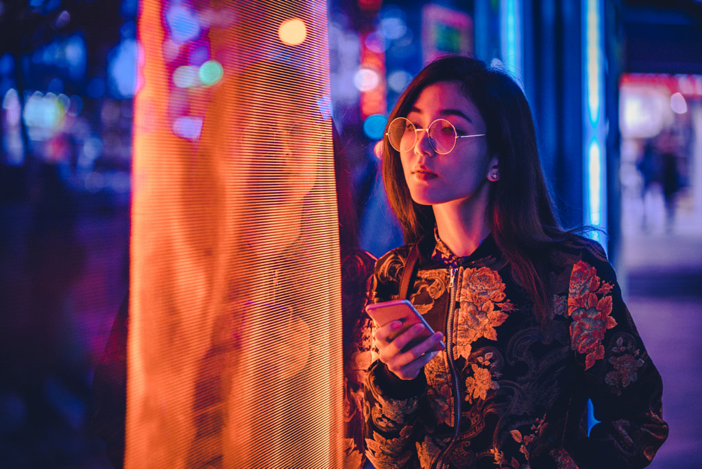 500px.com'da Fabio Formaggio tarafından led ışıklı güzel Asyalı kadın portresi