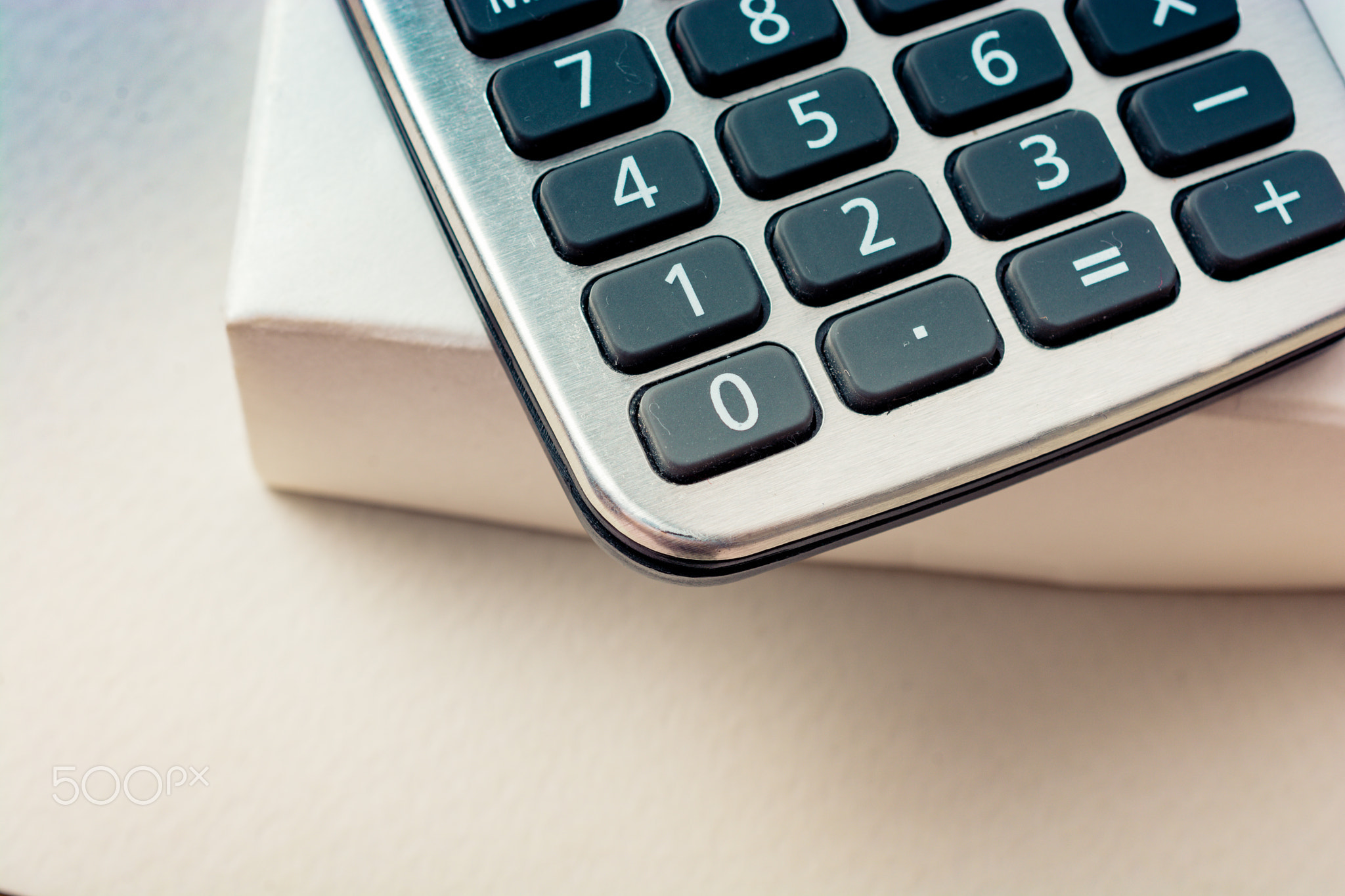 Calculator device for doing calculations with a keyboard and dis