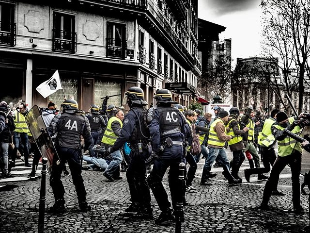 Le vent souffle au pays des droits de l'homme ... Témoignage par l'image.<br /><br />Lumix G9  H-ES12060 :...