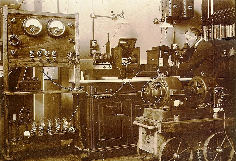 Arturo E Salazar en el laboratorio de Elektroteknia i Físika Industrial