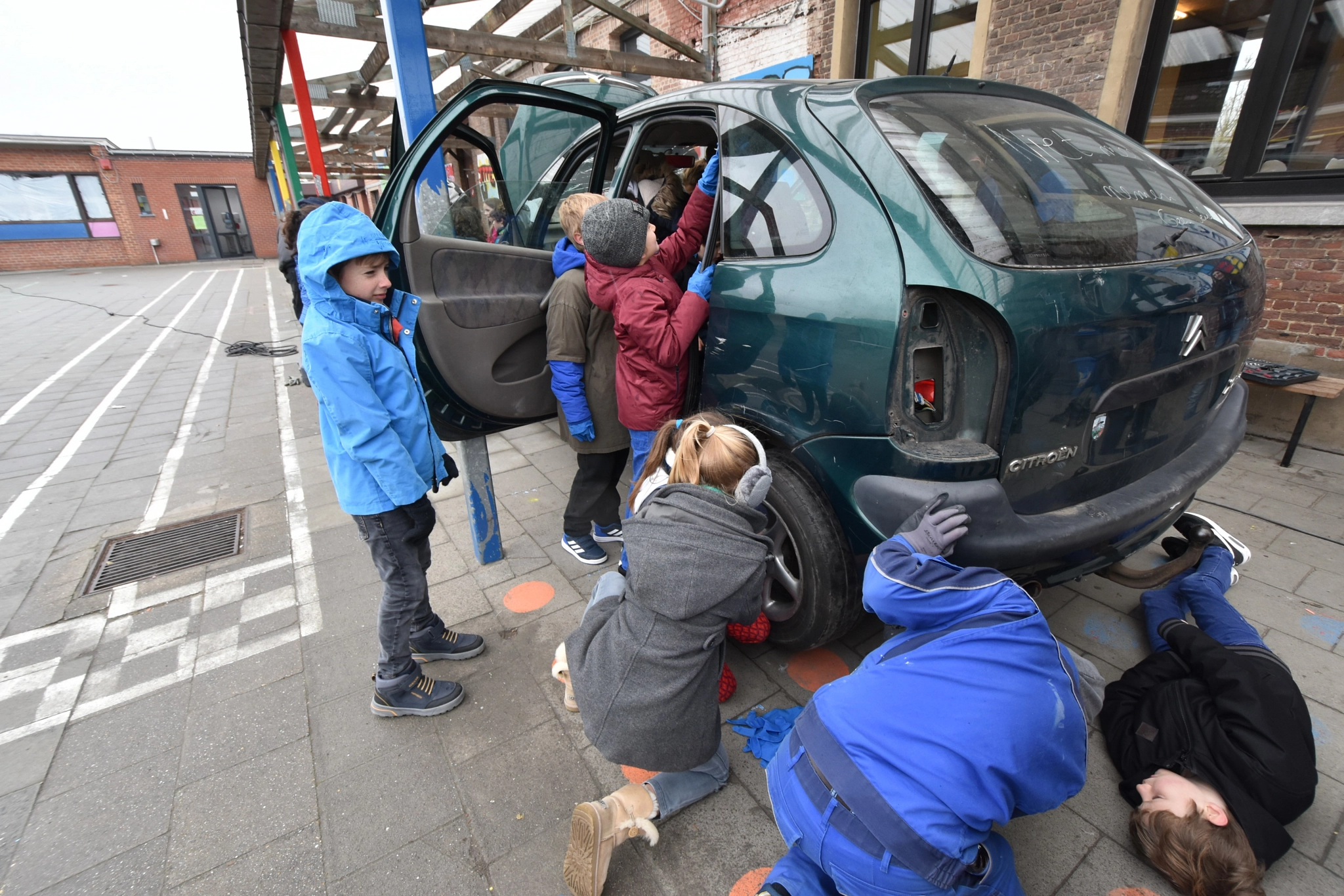 Scholieren experimenteren met echte auto's
