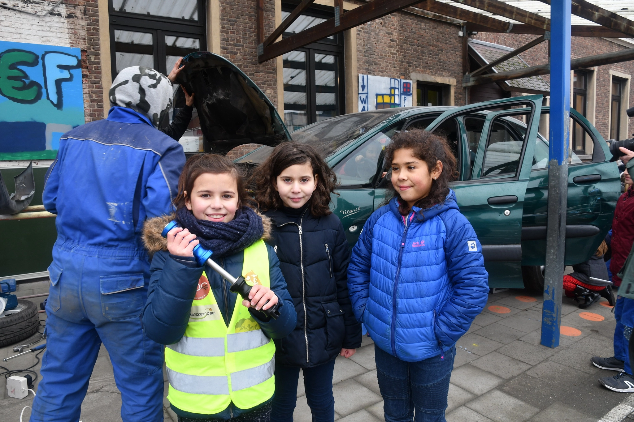 Scholieren experimenteren met echte auto's