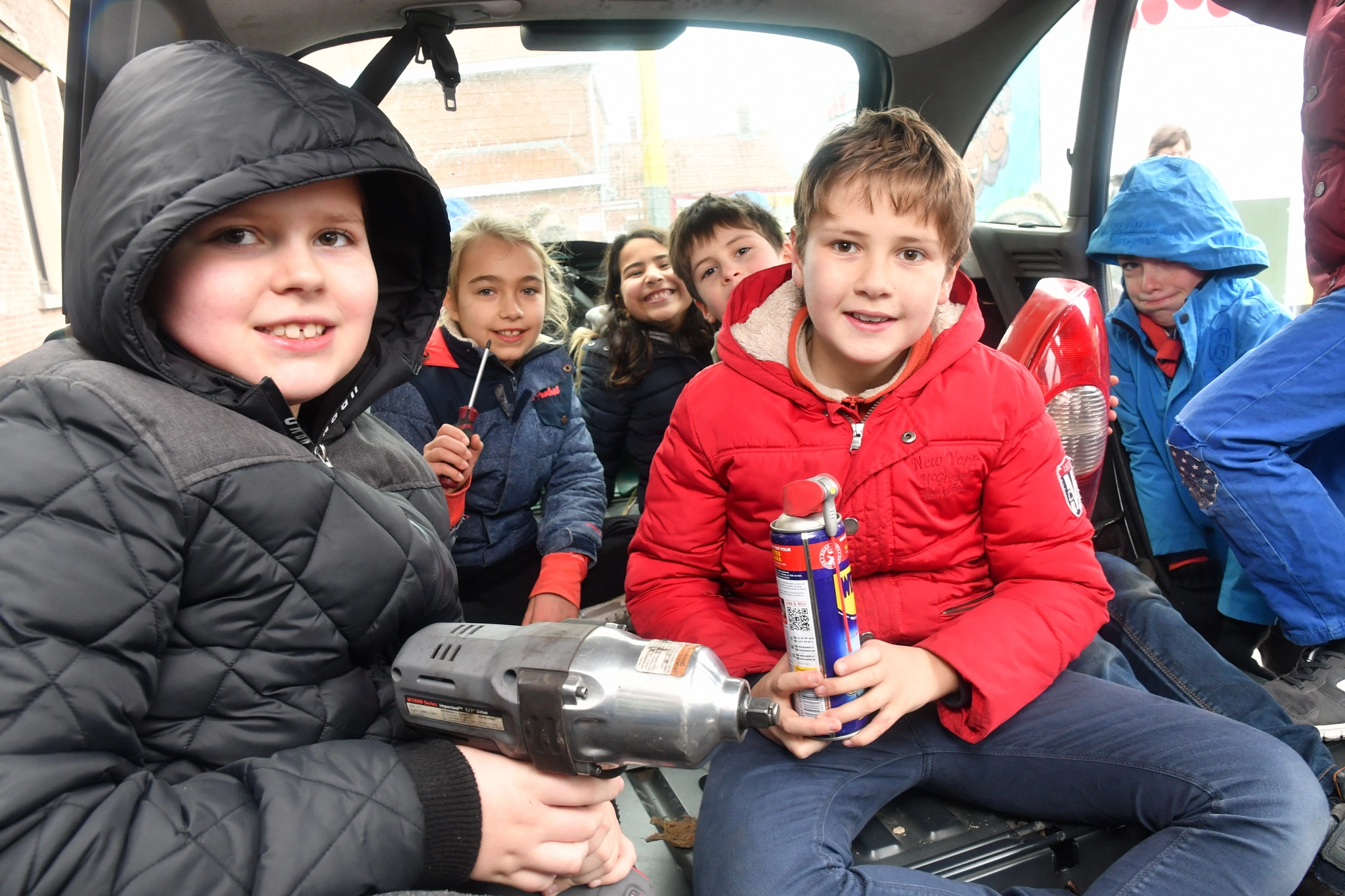 Scholieren experimenteren met echte auto's